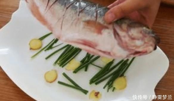 蒸鱼时，不要只会放葱姜50岁大厨放一点它，腥味自动消失
