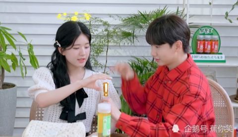 凤凰传奇|汪苏泷、赵露思再次无默契互动,何炅在线吐槽:手忙脚乱像擒拿