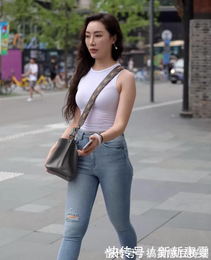 女士|修身款式的牛仔裤,当然会使得腿更加长了