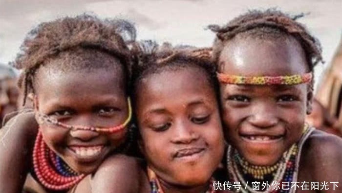 腹肌|非洲部落全是型男8块腹肌手撕牛肉，女子生孩子像母鸡下蛋