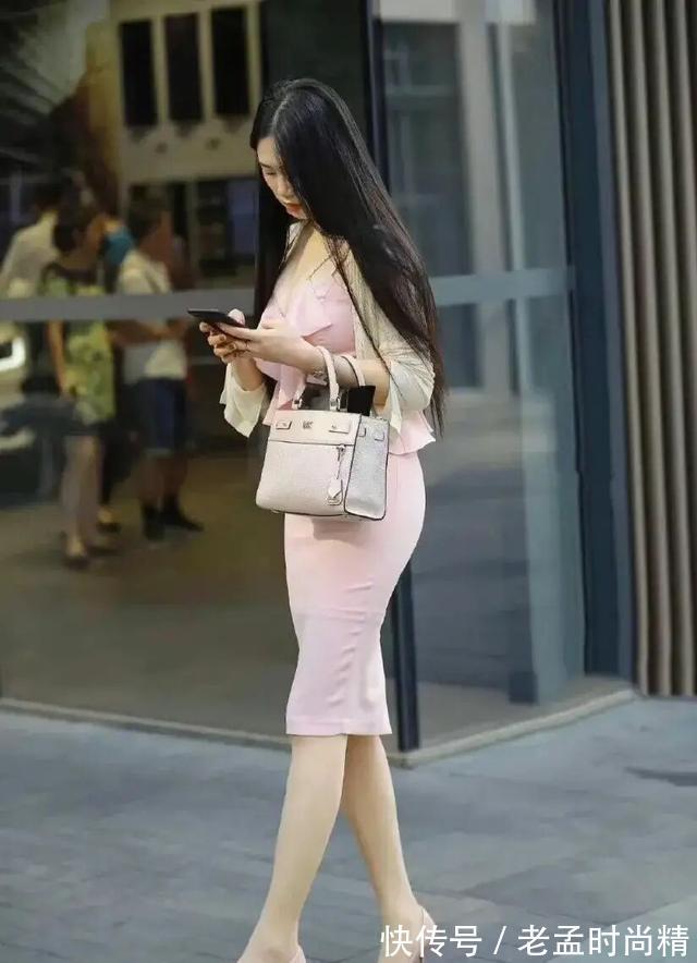 美女|腿型修长的连衣裙美女,不装嫩不显老,简约休闲