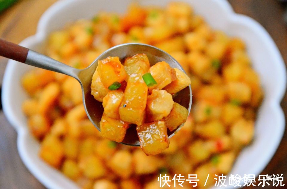 土豆和鸡肉天生一对，不加一滴水简单炒一炒，鲜美嫩滑好吃又解馋