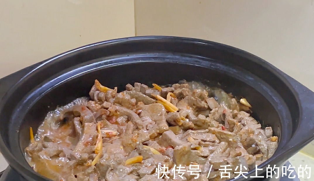 红线椒|把啤酒倒入猪肝中，这种做法真是太厉害了，出锅满屋飘香，真解馋