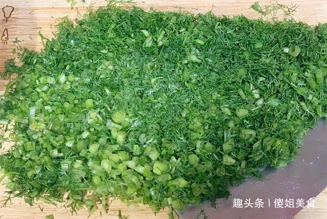 做素馅饺子时，别只会放鸡蛋，多加“1样”，比肉饺子还香