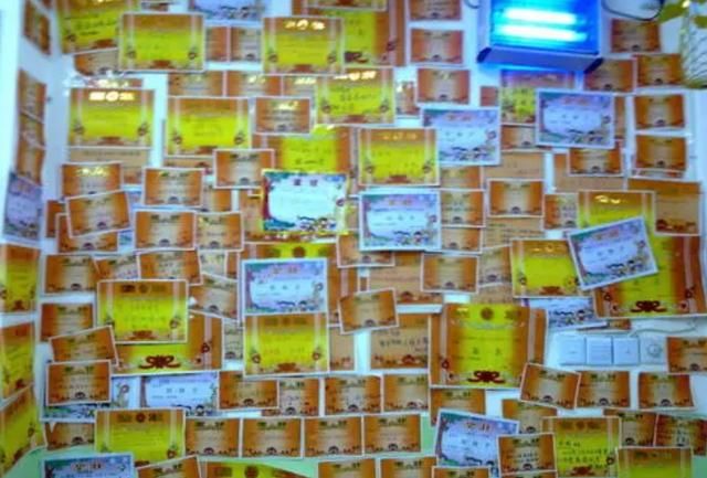 奖状|孩子奖状贴满墙，父母却笑不出来，原因很心酸