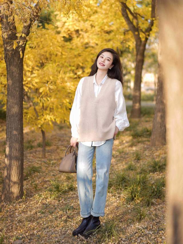 风衣|秋季，女神博主穿搭示范，白衬衫+针织背心搭配牛仔裤，高级洋气