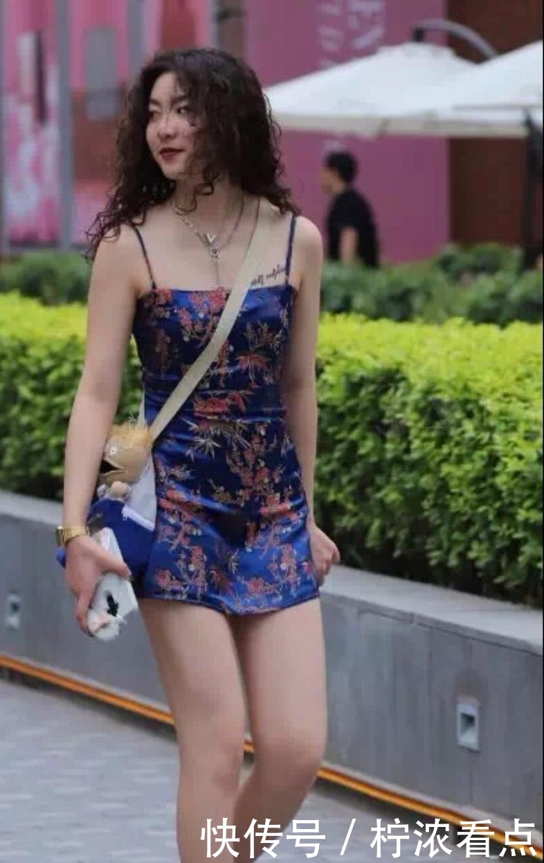 街拍：浪漫又神秘的紫色吊带旗袍，凸显高贵典雅的气质和迷人身姿