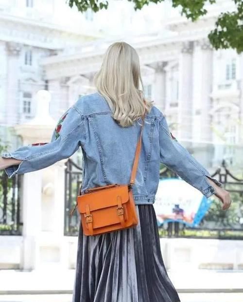 ?丢掉你的双肩包吧！今年流行“剑桥包”，时髦舒适又很能收纳