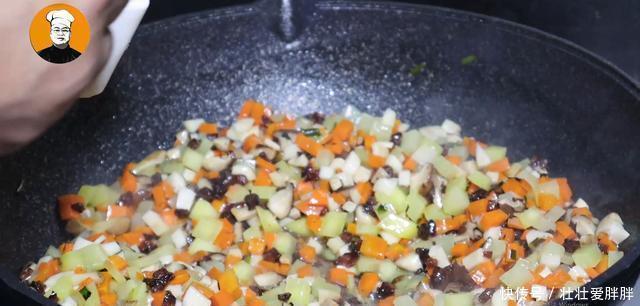 绝活|鸡蛋液倒入大米里面,原来这么好吃,老保姆的拿手绝活,太解馋了