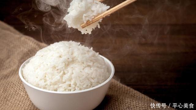 蒸米饭时,只加清水就错了,教你1招,粒粒分明又松软,特别香