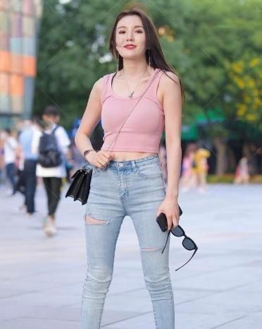 浅蓝色|小姐姐浅蓝色的牛仔裤就是完美，美丽的服装凸显了女性的身体曲线