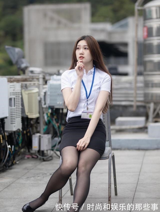 搭配 白色衬衫干练又经典,搭配包臀黑色短裙,修身又有型!