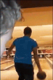 |爆笑段子:大哥这是保龄球不是手榴弹啊