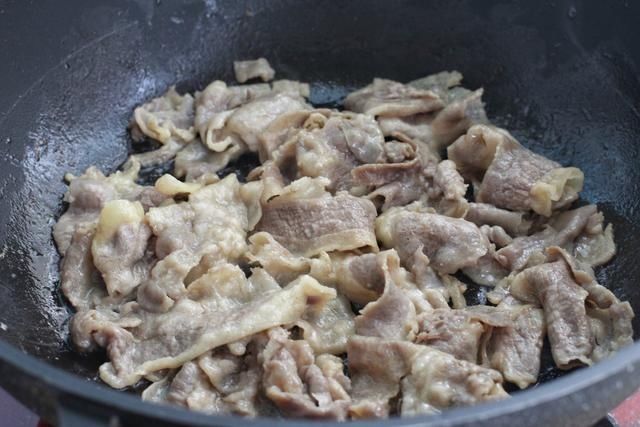 香喷喷的肥牛饭卷,不用竹帘直接上手卷,孩子一口气吃了好几根