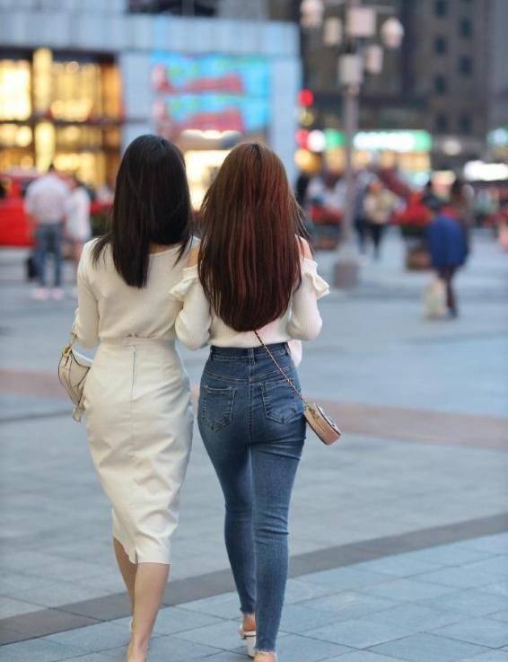 闺蜜俩出街，尽情释放天性