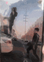 |搞笑GIF:哥们,你脑子真是聪明,在家就能玩过山车