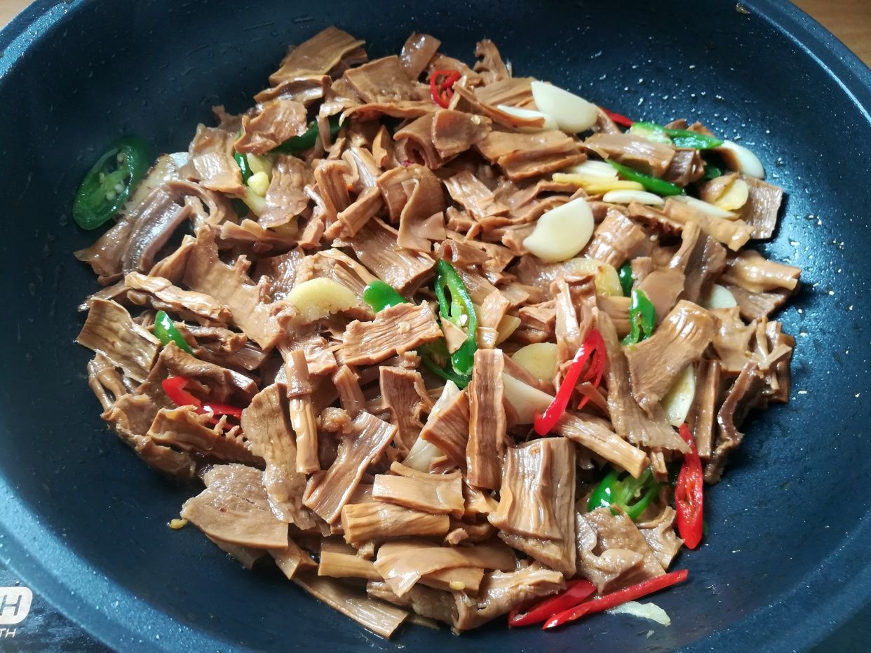 冬天吃山药白菜,都不如多吃它,我家每年囤一箱,炒菜炖肉都好吃