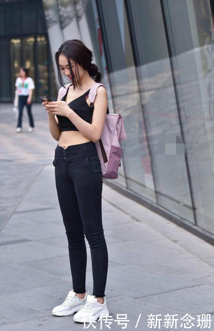 妹子年纪轻轻,背上粉红色的书包,尽显可爱气质吧