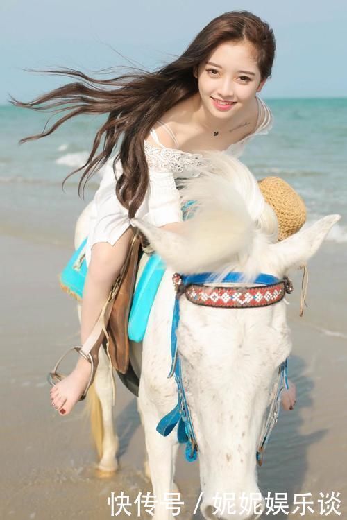 小姐姐 玲珑小姐姐:蕾丝纯白连衣裙,展现玲珑身材,凸显优雅女人味!