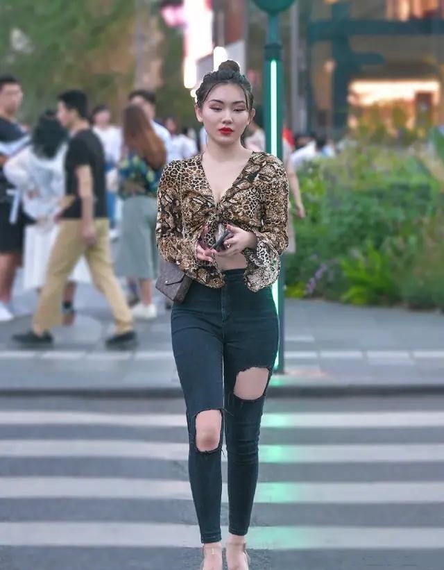 白色连衣裙 牛仔裤穿搭会显得脸型很好，游走在高贵与活泼之间，身材完美！