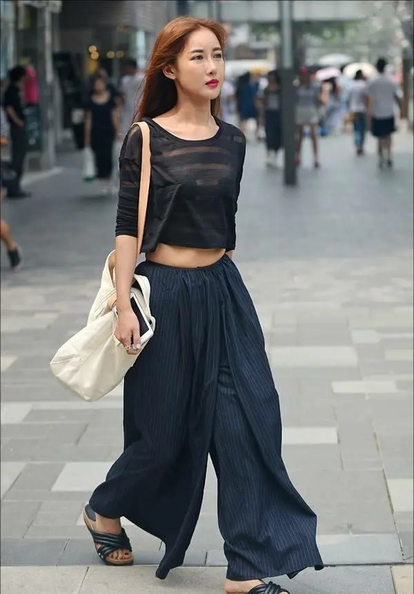 露腰 穿阔腿裤建议搭配露腰上衣,不但非常修饰身材,而且还很时髦
