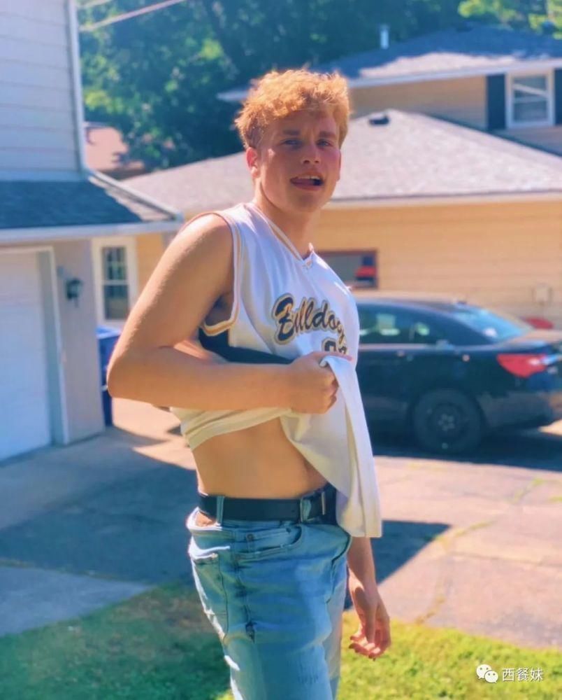 同性恋男生因涂指甲油被休学 引网友不满!25万在线请愿!