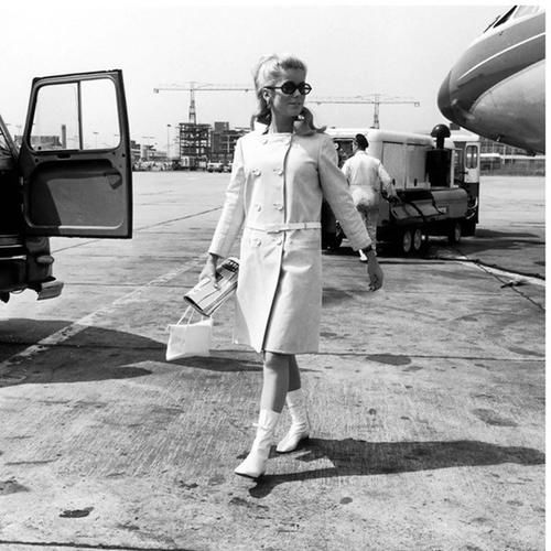 马丁靴算什么？今春大火的是“白板靴”，增高又拉腿，咋穿都时髦