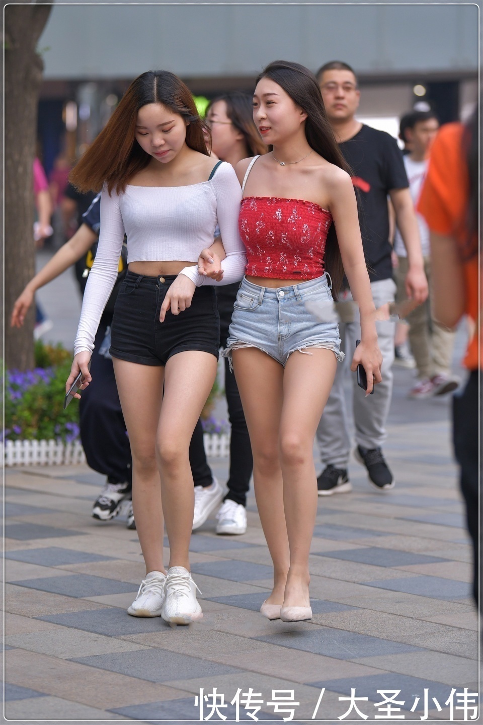 白色|美女街拍白色的莫代尔上衣黑色的修身短裤,简单时尚,清新自然