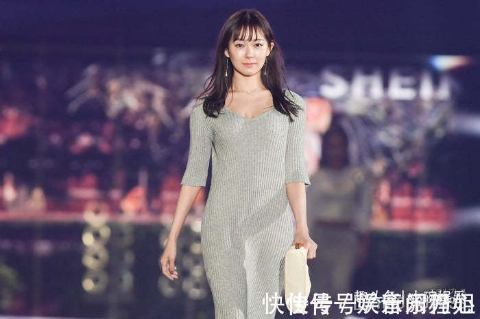 渡边美 日本关西时装周,渡边美优纪,以风格突出的针织连衣裙搭配出席