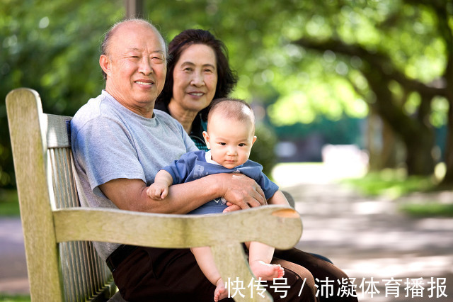 爷爷奶奶|隔辈带娃不用心,观察了很多孩子,发现爷爷奶奶带娃有共同点