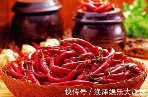 白醋倒在手心搓一搓，好多人不懂有啥用看完赶紧告诉身边人