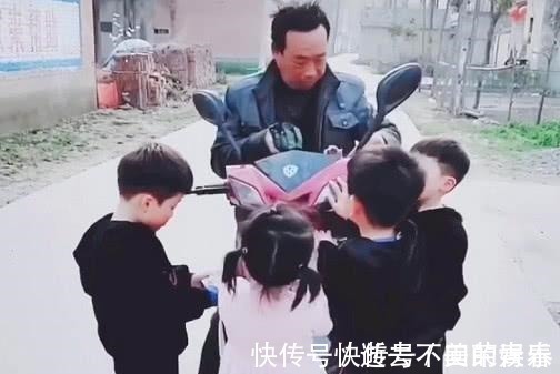 霸道|“偷着乐爷爷”被娃拦路“打劫”,这是我见过最霸道的“劫匪”了