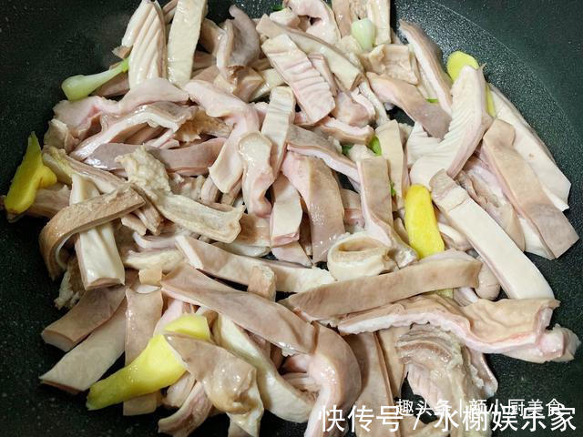 熬猪肚汤时不要只进行焯水,多加这1步,猪肚汤香浓纯白没腥味