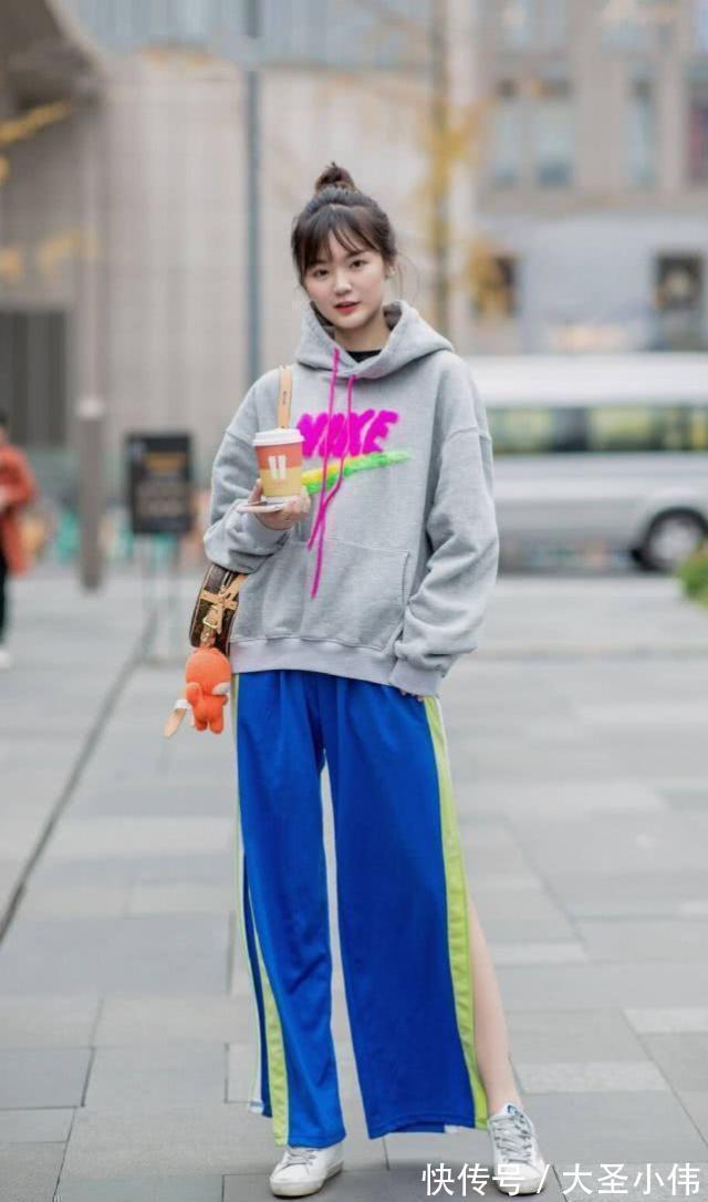 街拍|美女街拍:女神打扮清爽优雅,潇洒,有一种青春的气质