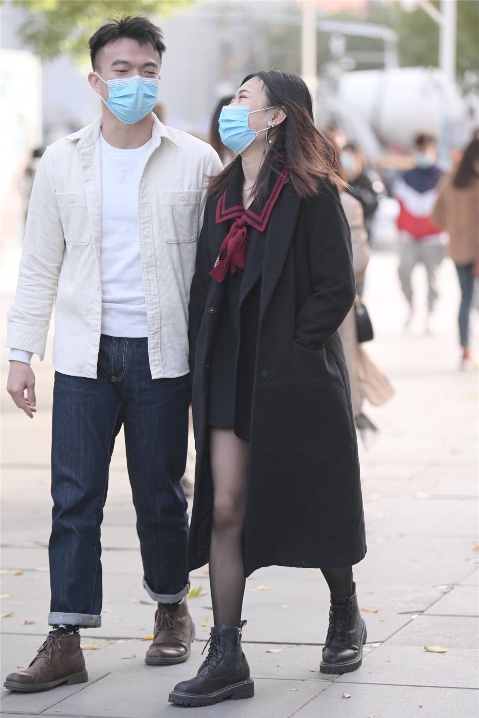 丝袜|秋天要搭配出显身材,选择黑色丝袜,是搭配高跟鞋还是平底鞋?