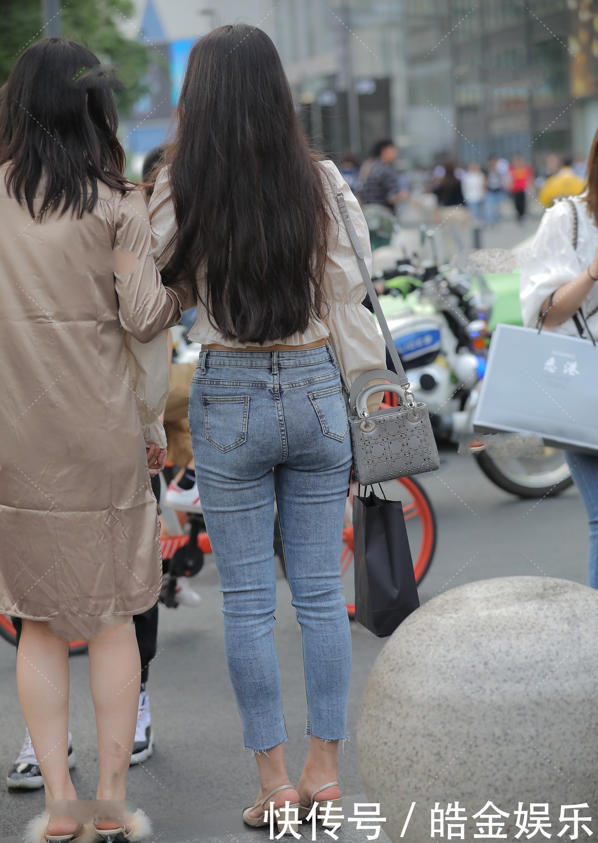 成熟风的小姐姐,气场实在强大,满身贵气,好难追到手的样子