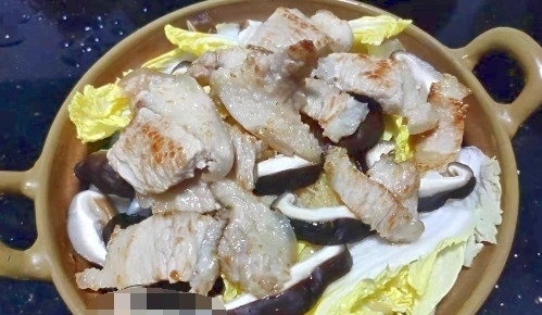 天冷，这菜要多吃，跟豆腐是绝配，焖一锅实在太鲜了，营养又暖身