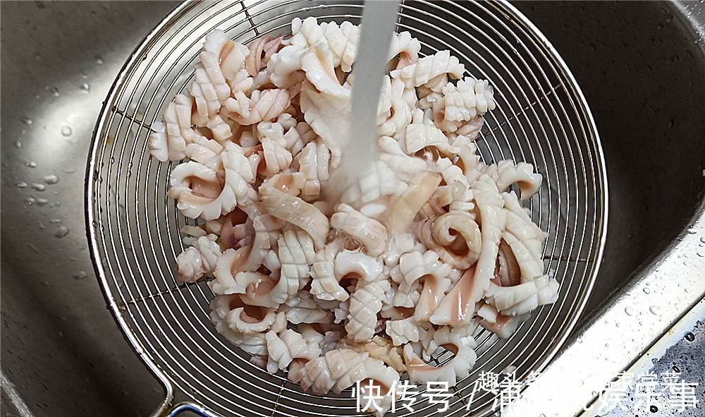 孜然面|教你“香辣鱿鱼”的做法，成菜香辣滑嫩，制作简单，看一遍就会