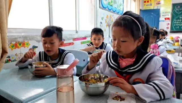 开饭啦！楚雄城区市属5所小学正式启动午间供餐服务