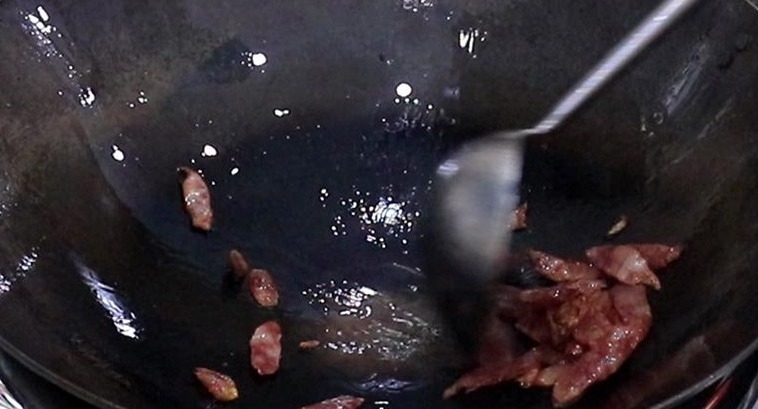 厨师长教你饭店腊肠炒芸豆做法,满满都是小技巧,清脆可口又简单
