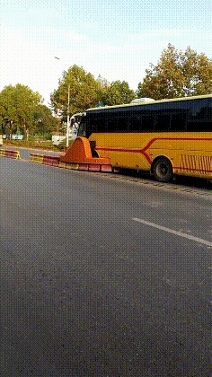 |搞笑GIF：扎心了 遇到这种情况 先捂住膝盖还是先捂脸