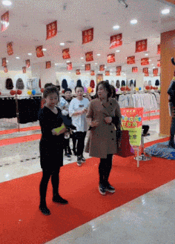 |搞笑GIF:女朋友很漂亮 就是脑子有点不好使