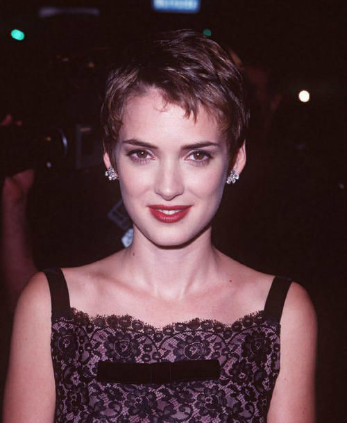 今春“奶奶发型”火了！显气质、显脸小，时髦的女生一定要剪它