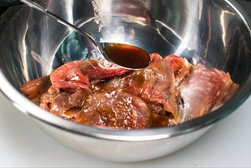 瘦肉|炒瘦肉总是发硬？不要直接下锅炒，牢记关键1步，鲜香嫩滑不粘锅