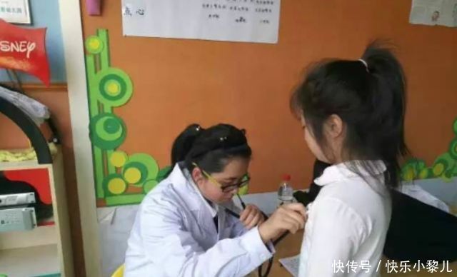 小女孩|小女孩害怕抽血,一直“忽悠”护士阿姨,妈妈想装作不认识