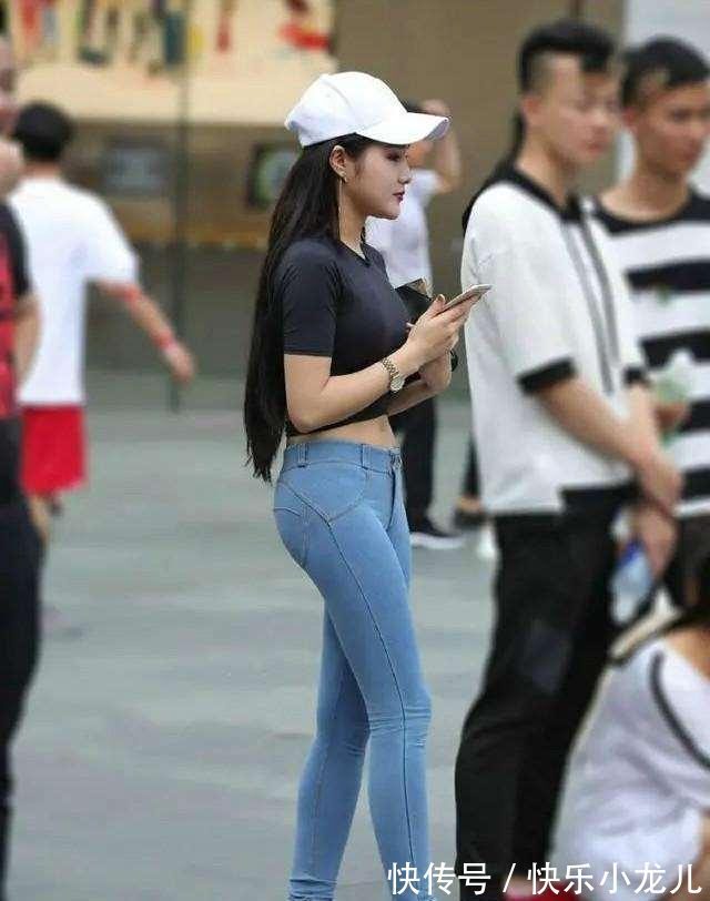 搭配 高腰紧身打底裤搭配紧身黑色短款上衣,运动休闲,焕发生机