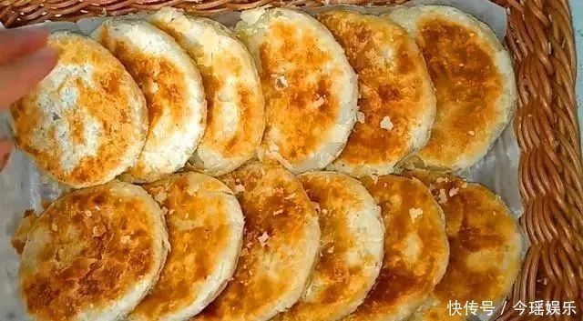 酥饼|这面食我三天两头做一回,做法简单,酥脆掉渣,每次做一锅不够吃