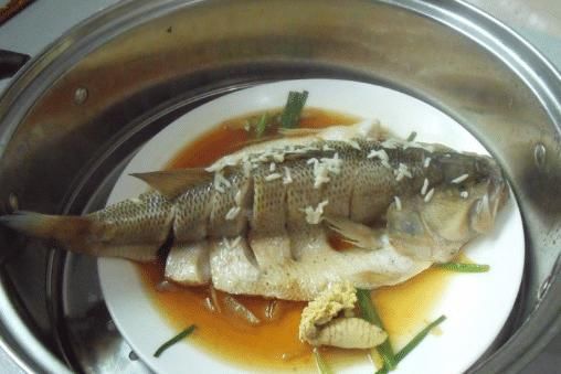 蒸鱼时,别直接放料酒和盐,大厨教你一招,鱼肉又鲜又嫩,还不腥