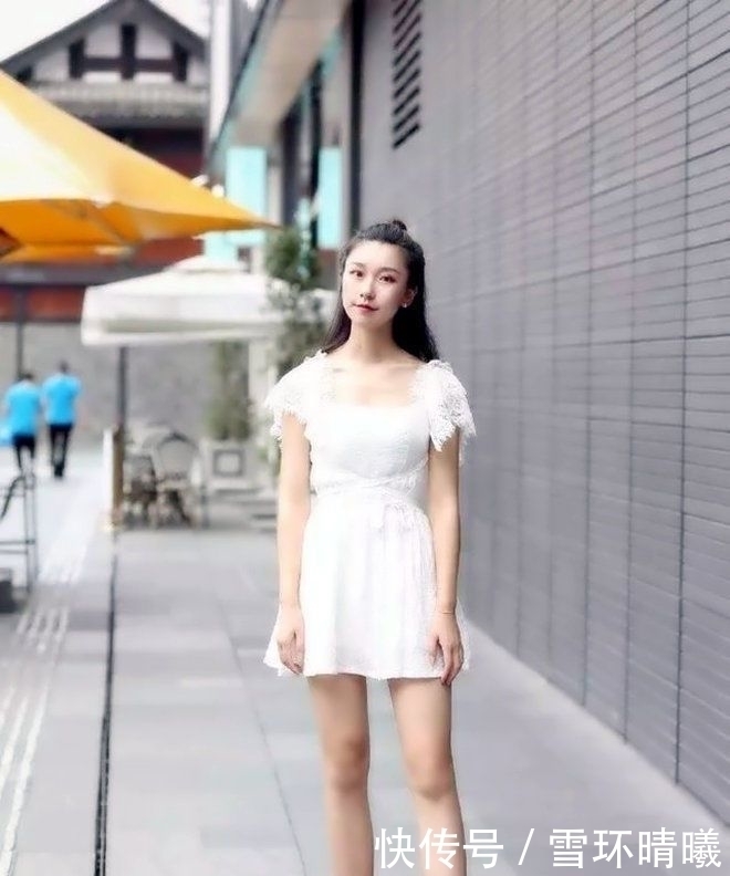 吊带裙|街拍小姐姐灰色吊带裙,走在路上散发着那优雅的女人味