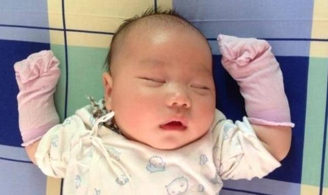 小刘|新生儿宝宝偏爱“举手睡”,家长先别急着纠正,原因可爱又暖心